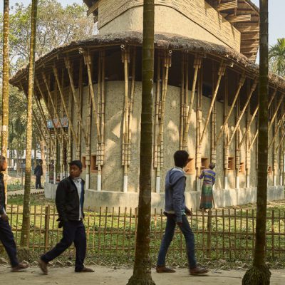 ผู้ชายสามคนเดินผ่าน anandaloy