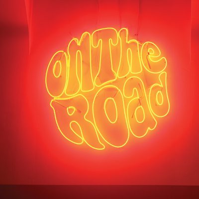 On The Road คาเฟ่ลูกผสมในพัทยา ชูความจี๊ดจ๊าดบรรยากาศยุค 70’s