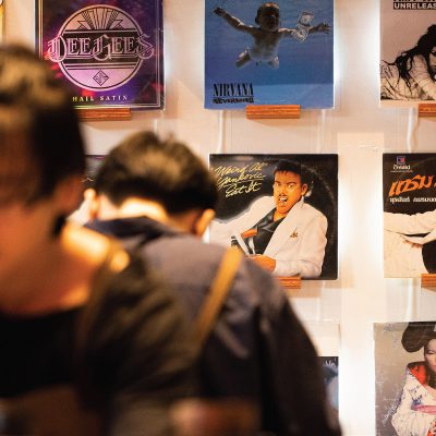 Recordoffee เพลินทุกบทสนทนา กลางสโลว์บาร์และแผ่นเสียง ในโลกอนาล็อกของตลาดน้อย